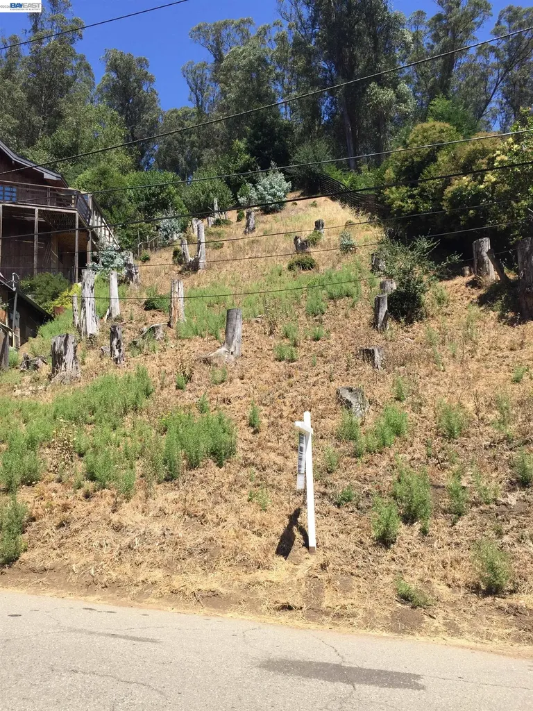 6776 Pinehaven Road Oakland CA 94611