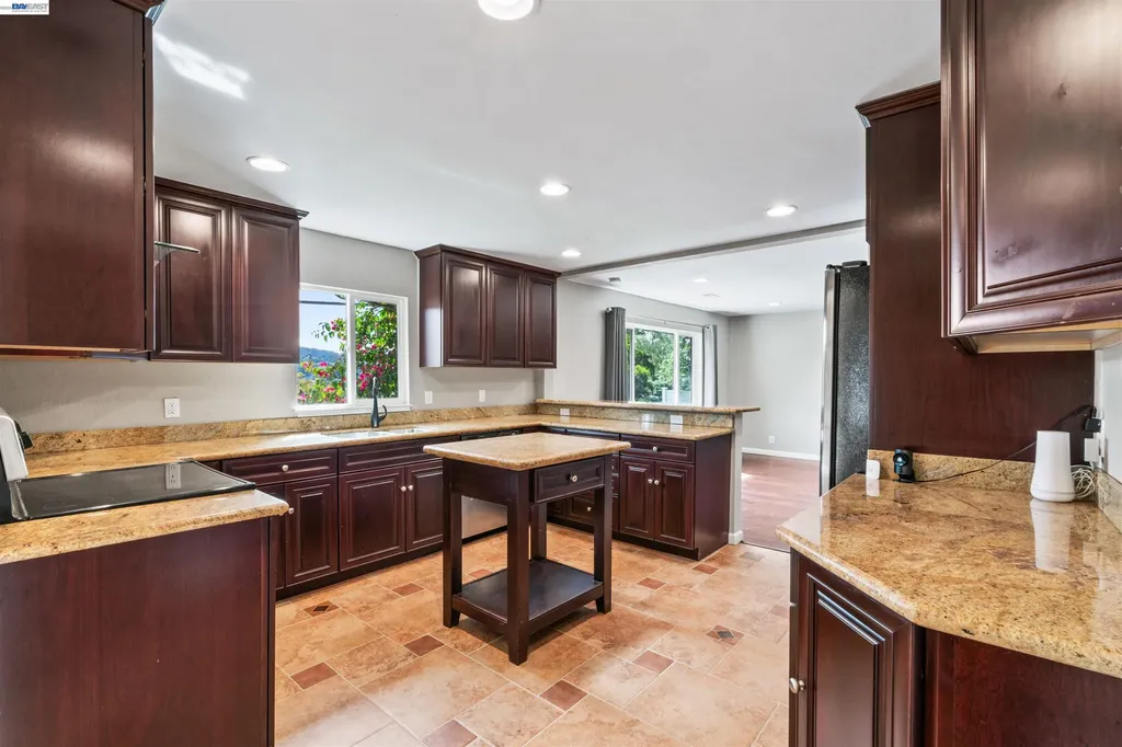 8019 Sterling Drive Oakland CA 94605