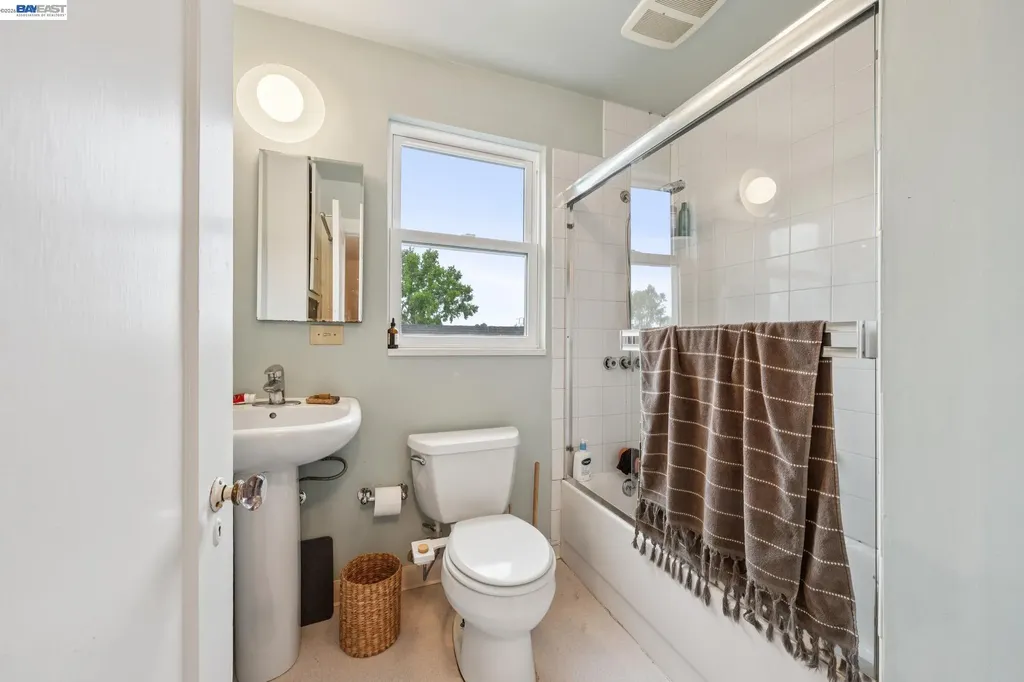 5227 Locksley Avenue Oakland CA 94618
