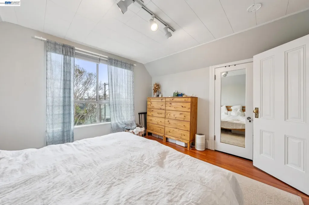5227 Locksley Avenue Oakland CA 94618
