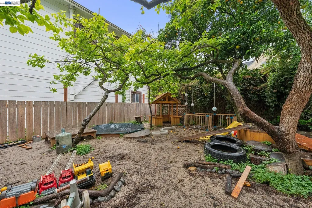 5227 Locksley Avenue Oakland CA 94618
