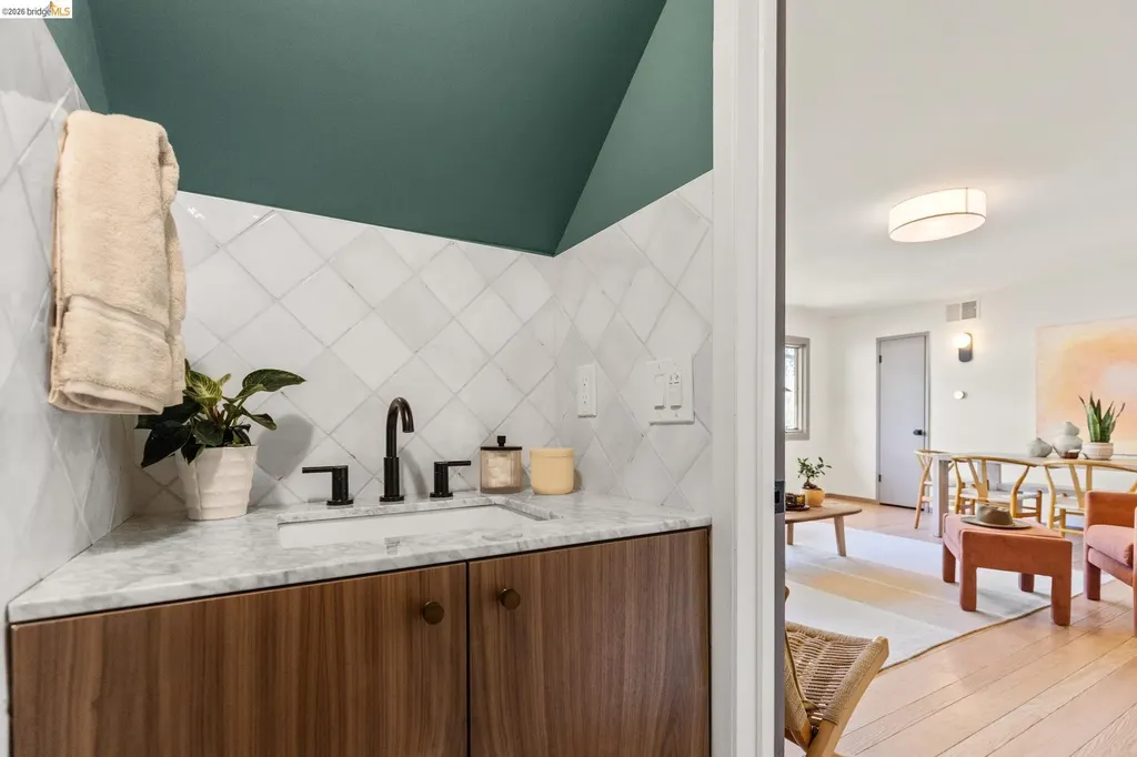 7403 Skyline Boulevard Oakland CA 94611