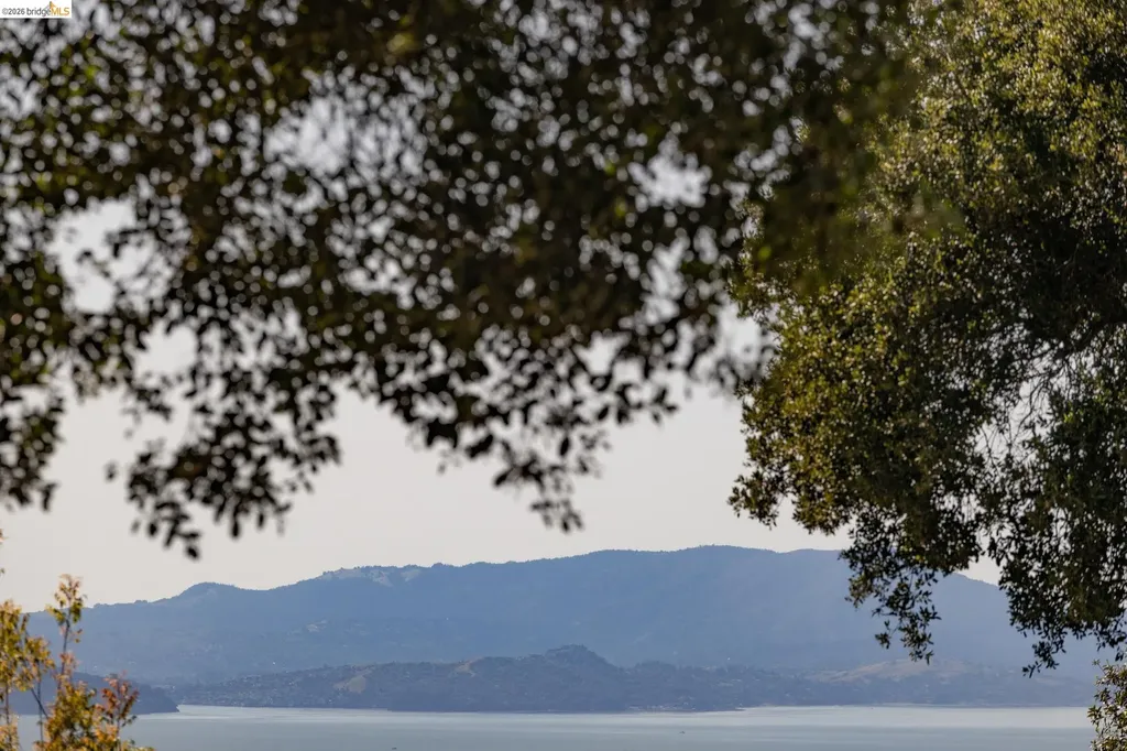 7403 Skyline Boulevard Oakland CA 94611