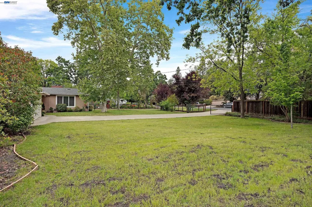 1989 Meadow Road Walnut Creek CA 94595
