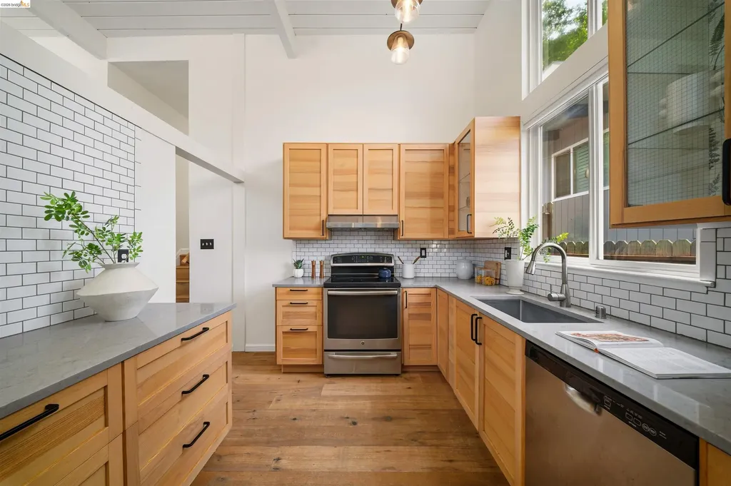 6406 Oakwood Drive Oakland CA 94611