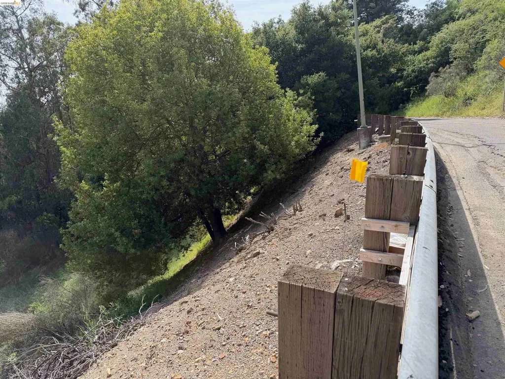 2551 Tunnel Road Oakland CA 94611