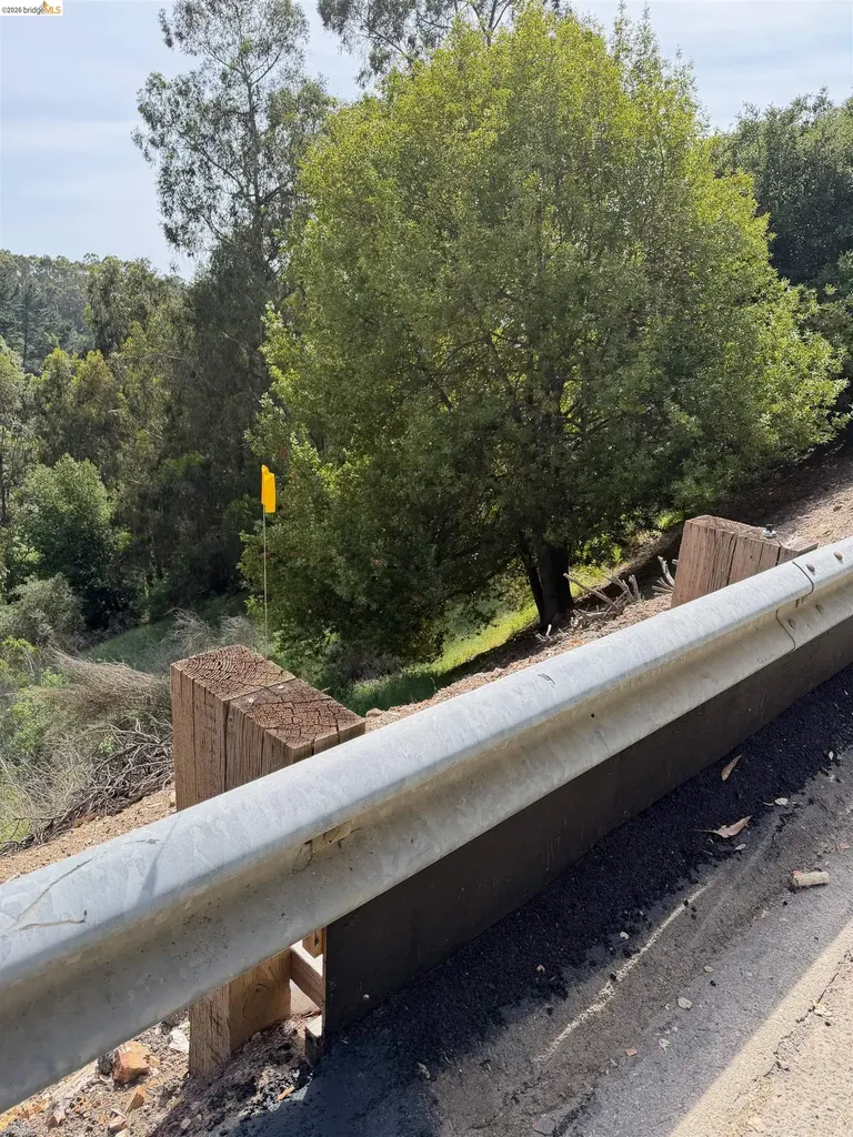 2551 Tunnel Road Oakland CA 94611