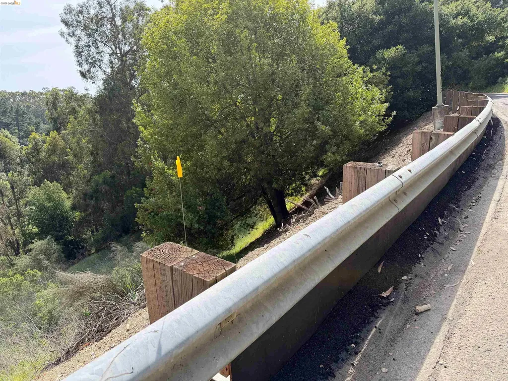 2551 Tunnel Road Oakland CA 94611
