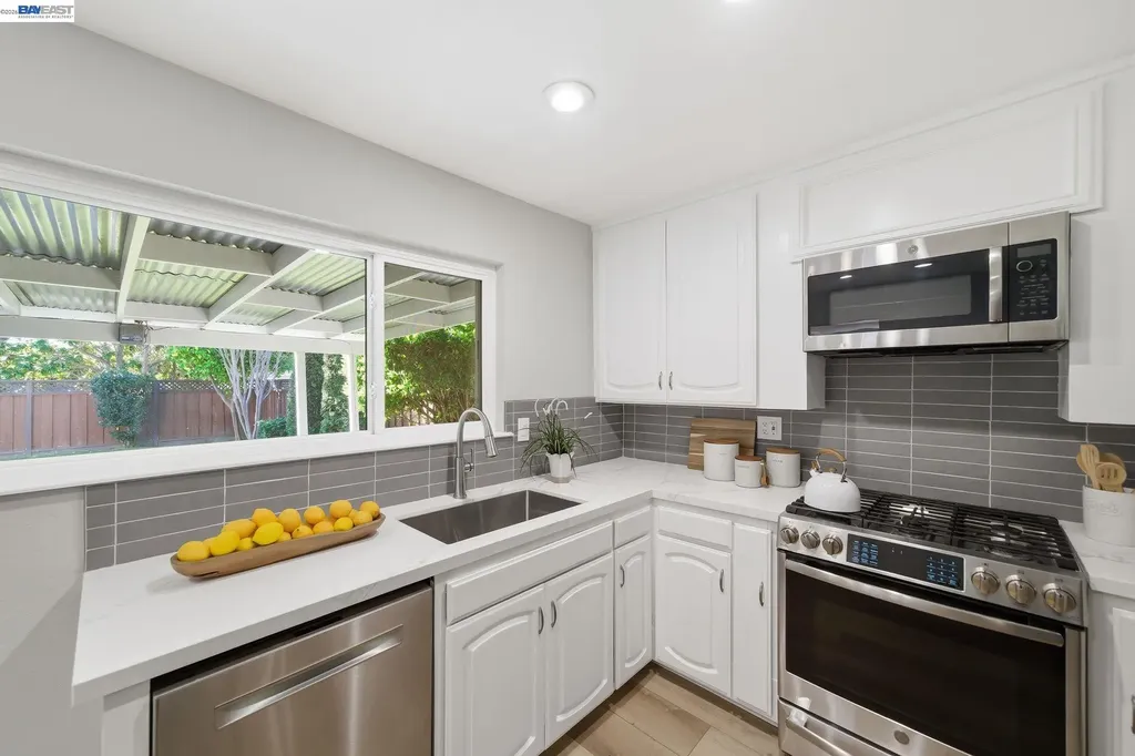 31139 Chicoine Avenue Hayward CA 94544