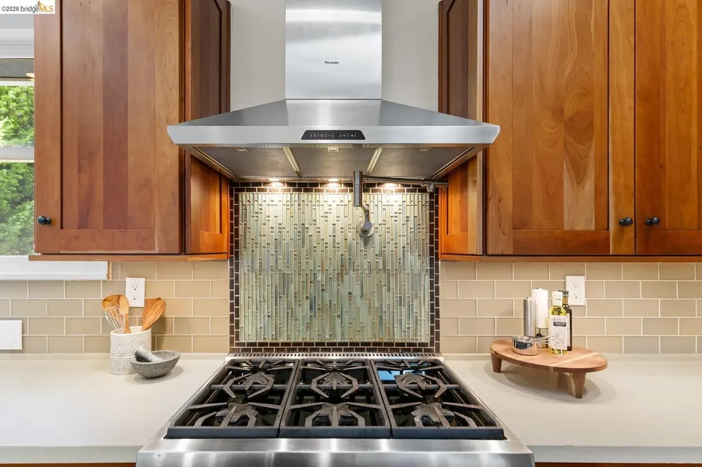 5960 Chabolyn Terrace Oakland CA 94618