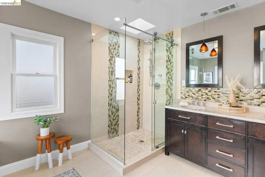 5960 Chabolyn Terrace Oakland CA 94618