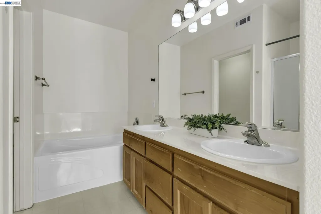 10863 Packard Street Oakland CA 94603