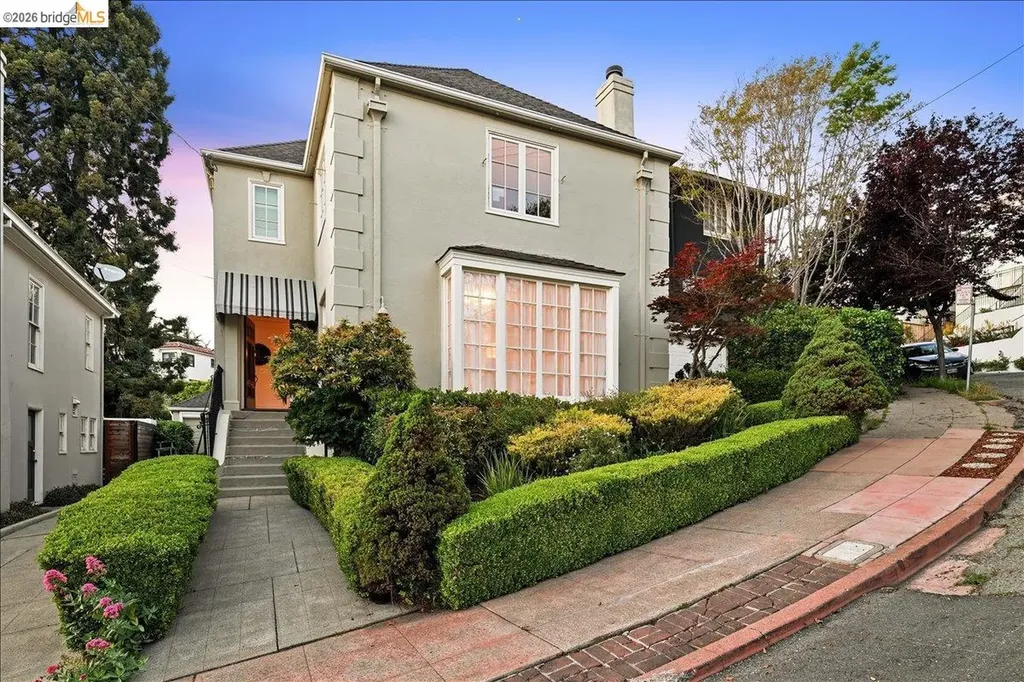 35 Ross Circle Oakland CA 94618