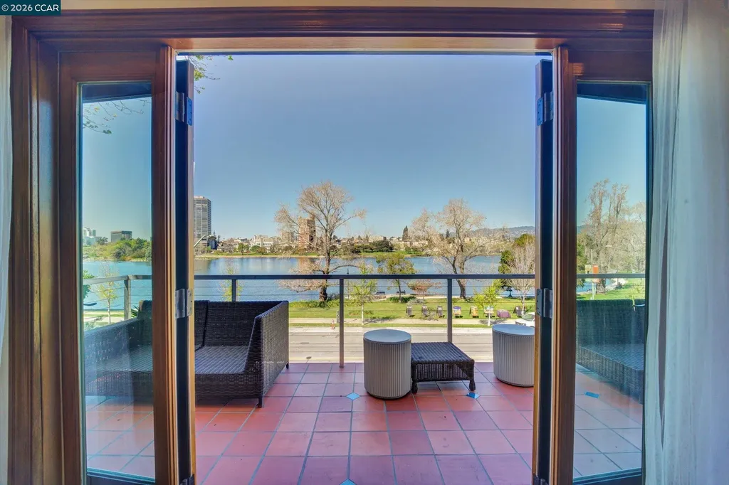 2038 2040 Lakeshore Oakland CA 94606