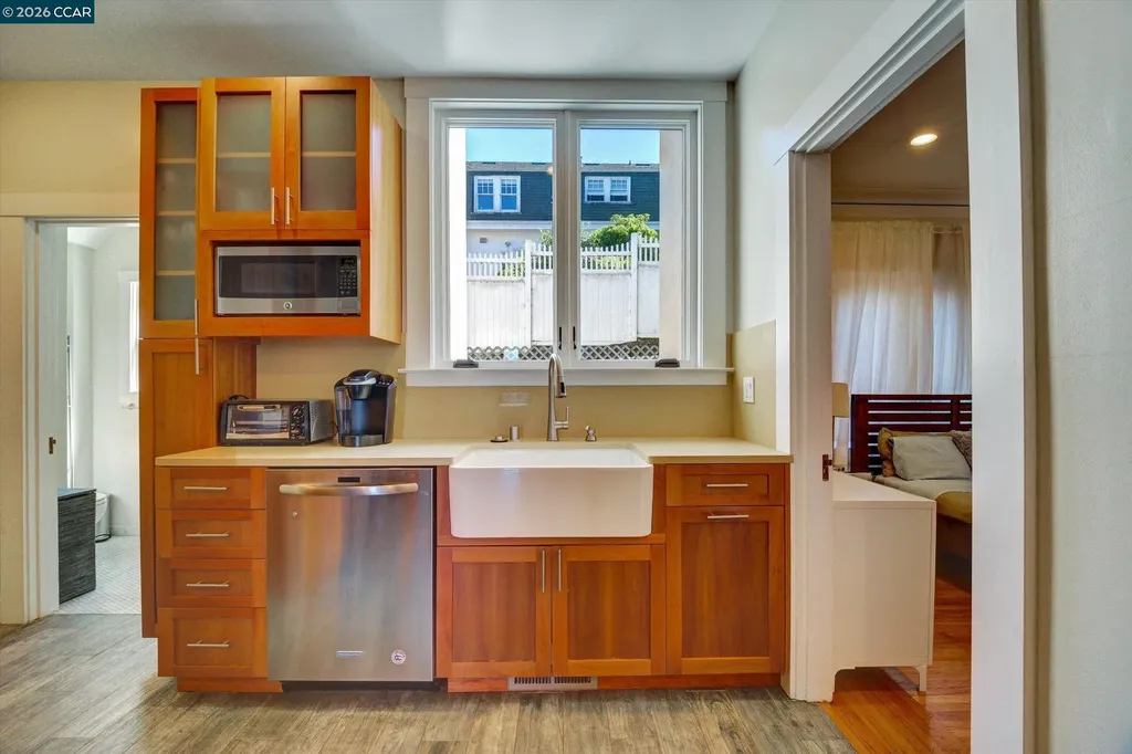 2038 2040 Lakeshore Oakland CA 94606