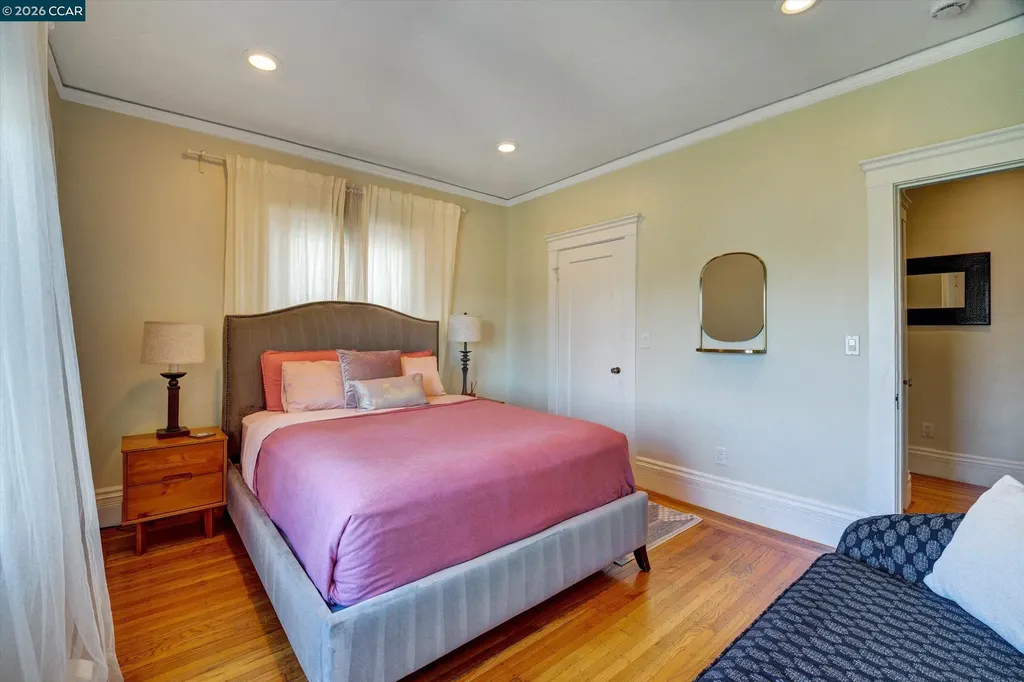 2038 2040 Lakeshore Oakland CA 94606