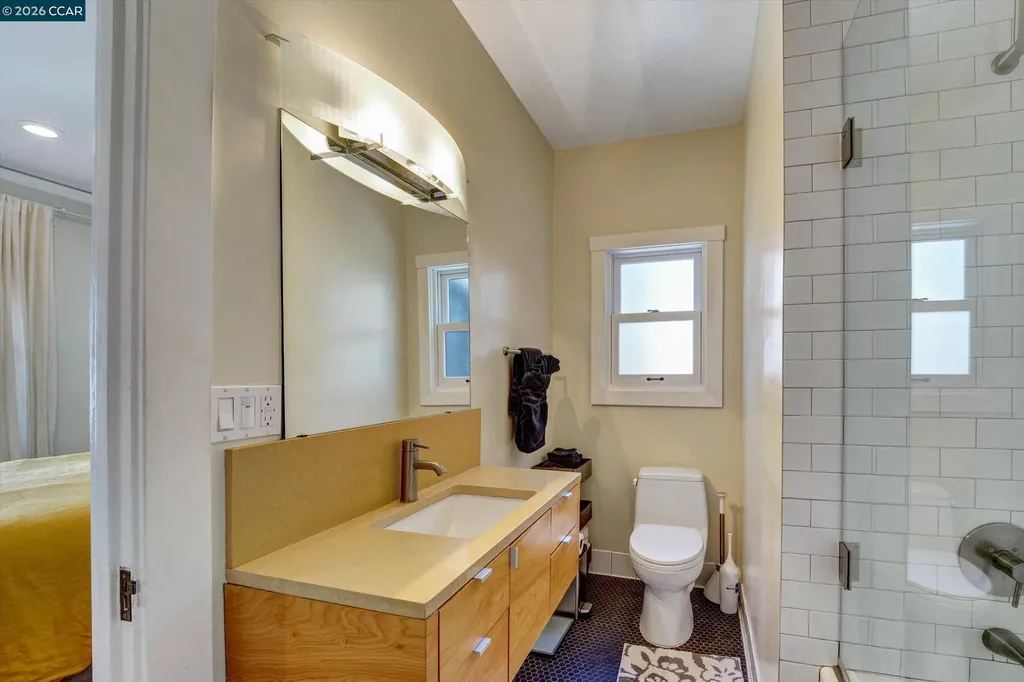 2038 2040 Lakeshore Oakland CA 94606