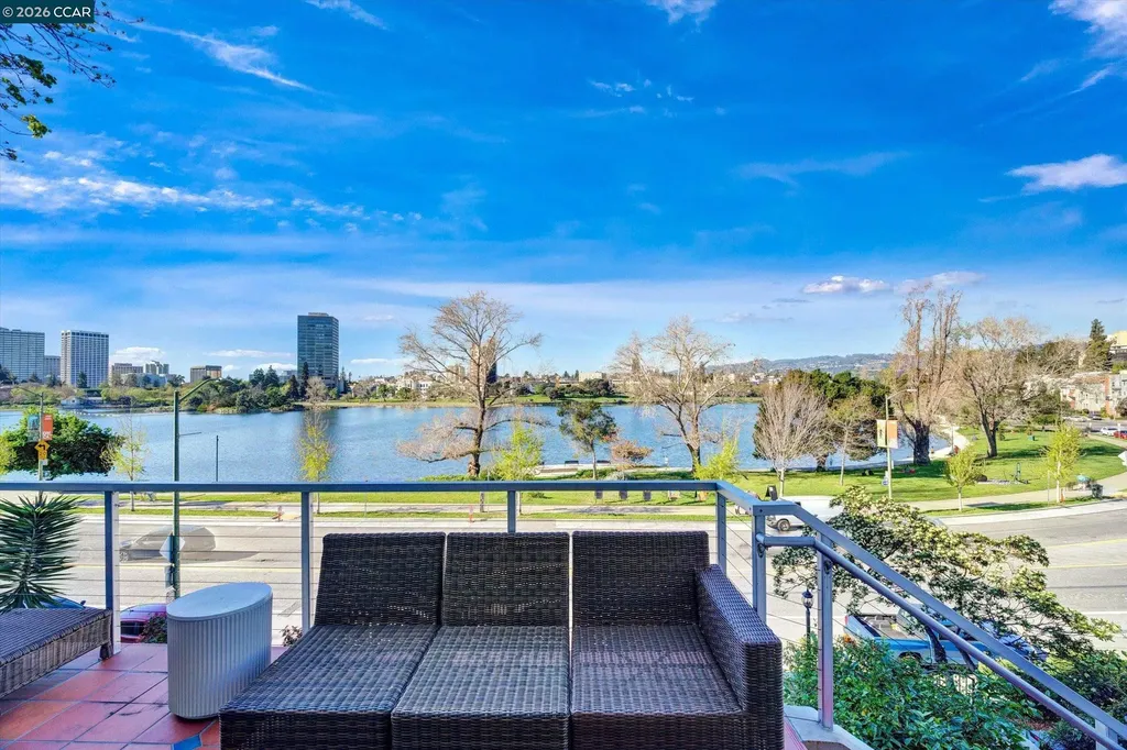 2038 2040 Lakeshore Oakland CA 94606
