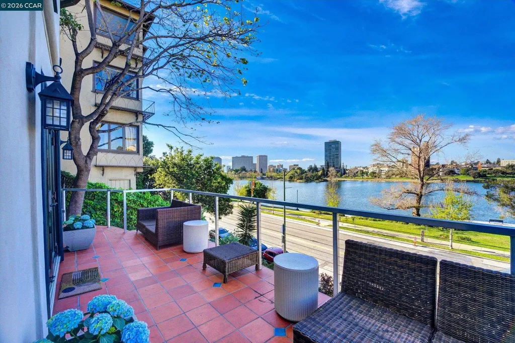 2038 2040 Lakeshore Oakland CA 94606