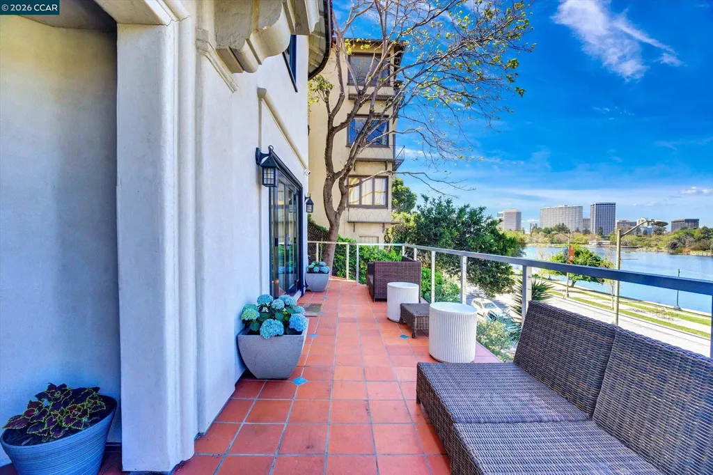 2038 2040 Lakeshore Oakland CA 94606