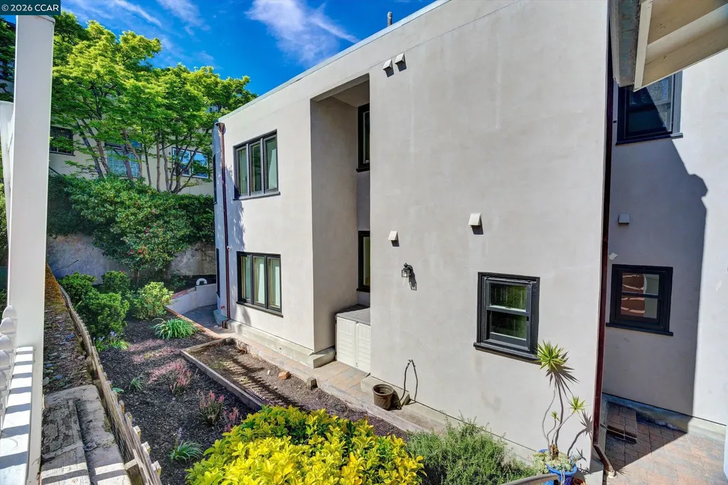 2038 2040 Lakeshore Oakland CA 94606