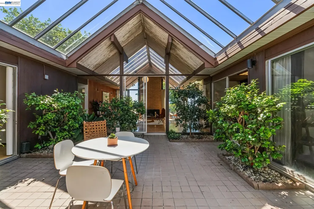 8077 Shay Drive Oakland CA 94605