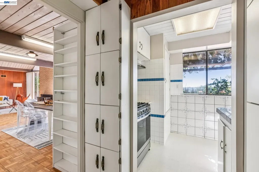 8077 Shay Drive Oakland CA 94605
