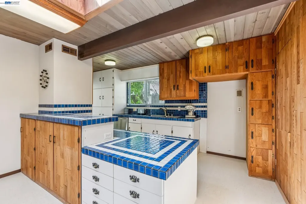 8077 Shay Drive Oakland CA 94605