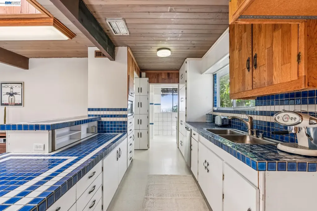 8077 Shay Drive Oakland CA 94605