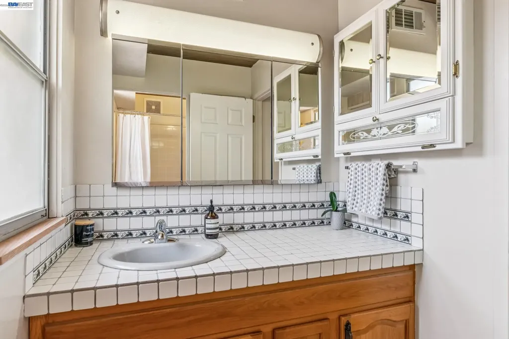 8077 Shay Drive Oakland CA 94605