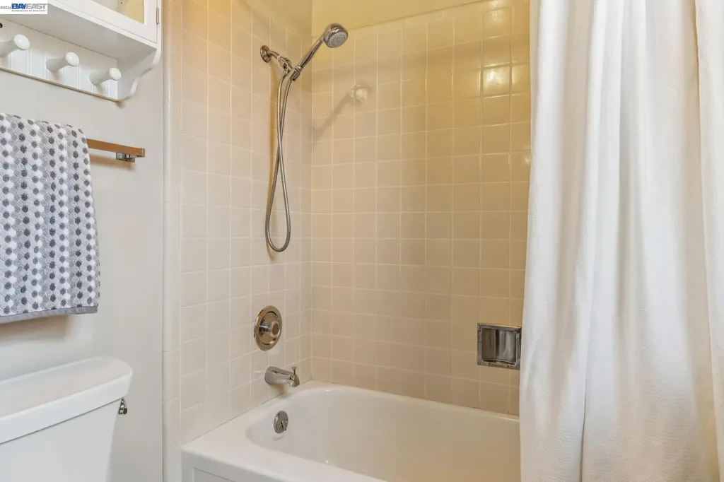 8077 Shay Drive Oakland CA 94605