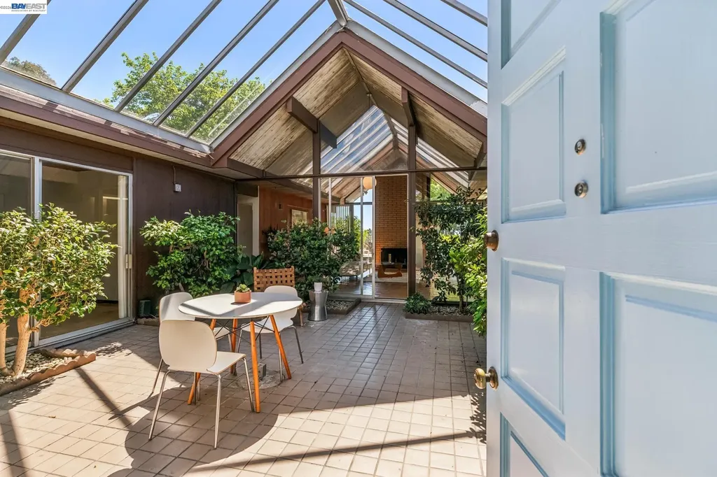 8077 Shay Drive Oakland CA 94605