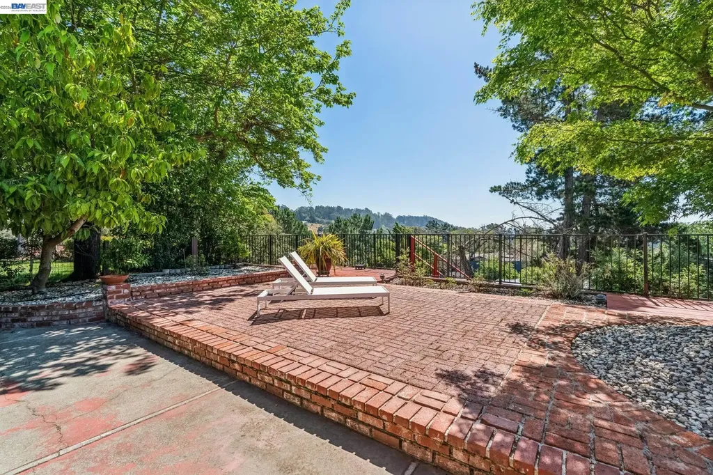 8077 Shay Drive Oakland CA 94605
