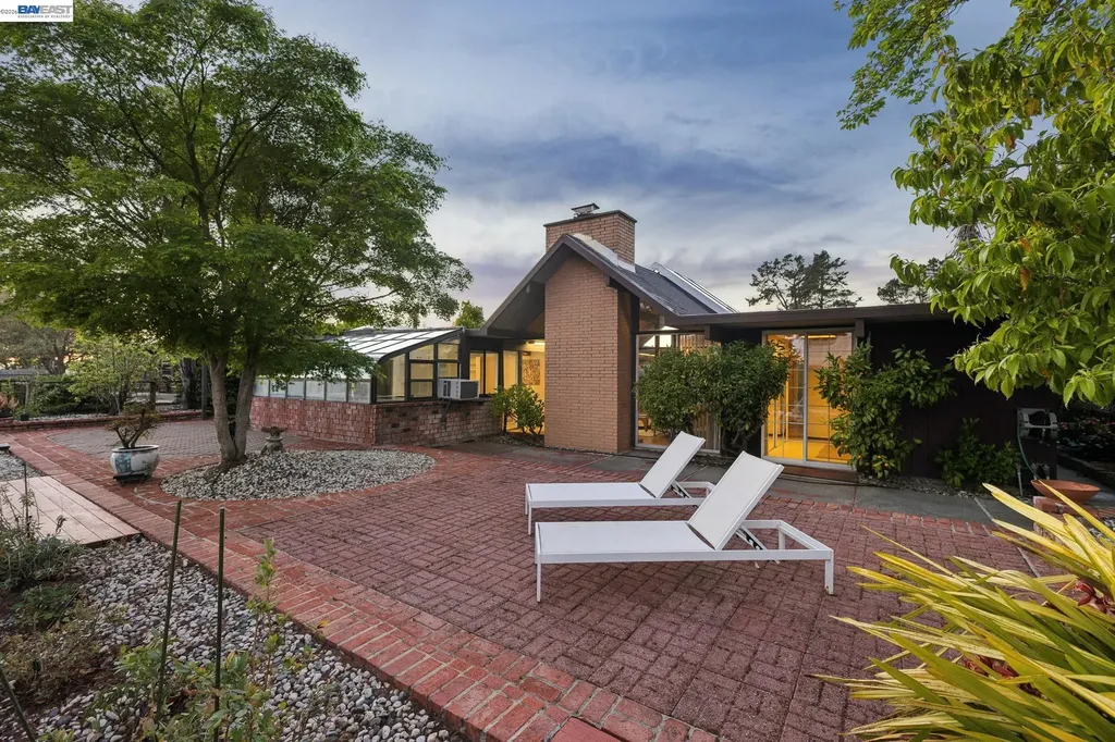 8077 Shay Drive Oakland CA 94605