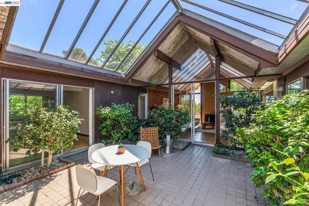 8077 Shay Drive Oakland CA 94605