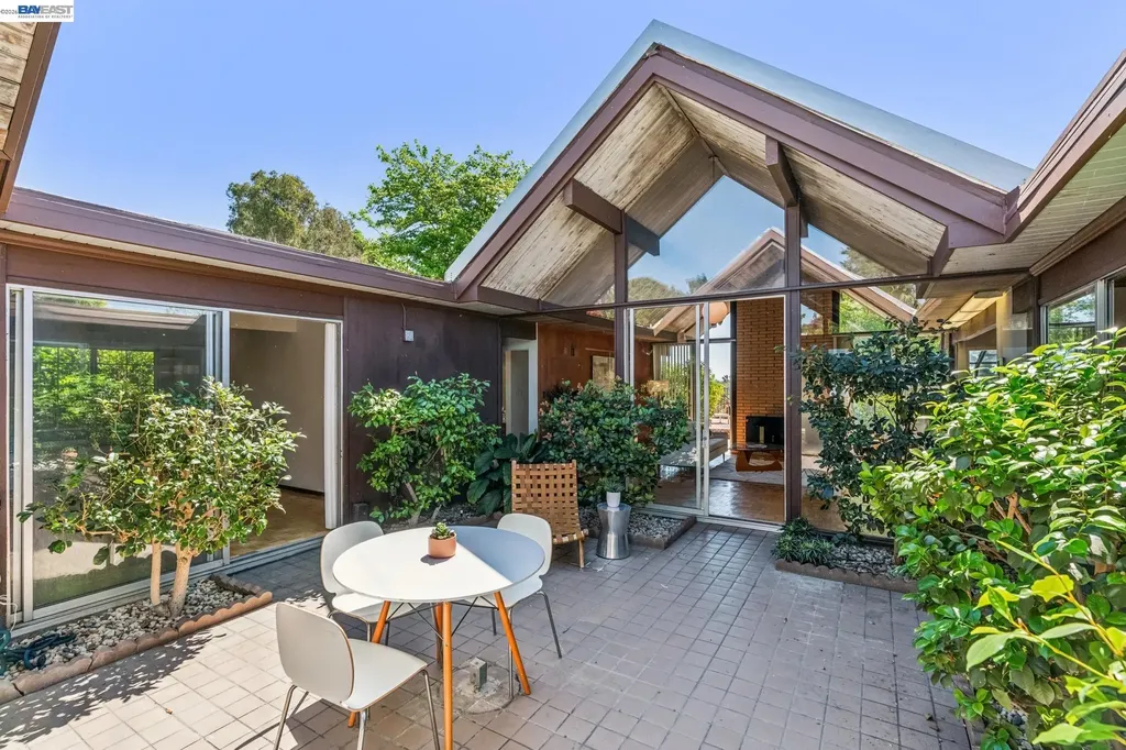 8077 Shay Drive Oakland CA 94605