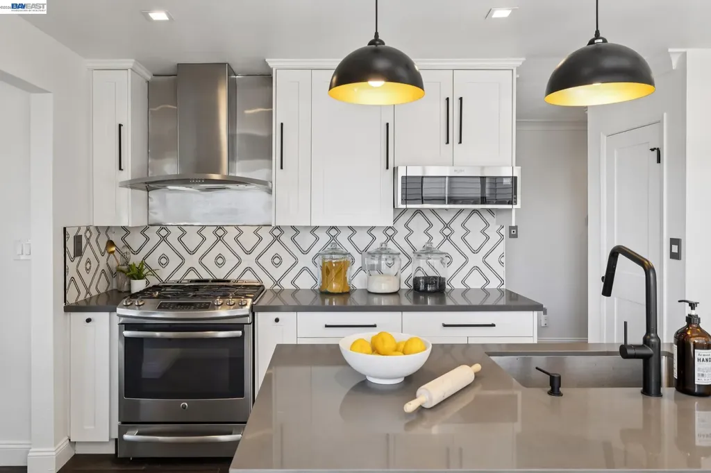 3009 Broadmoor View Oakland CA 94605