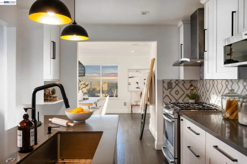 3009 Broadmoor View Oakland CA 94605