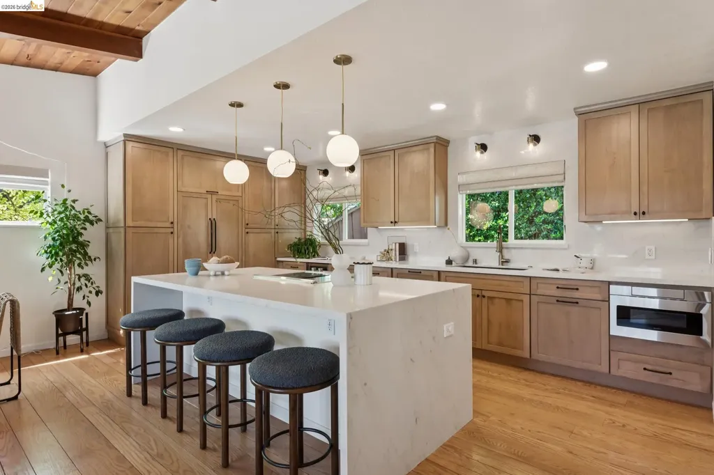 6874 Chambers Drive Oakland CA 94611
