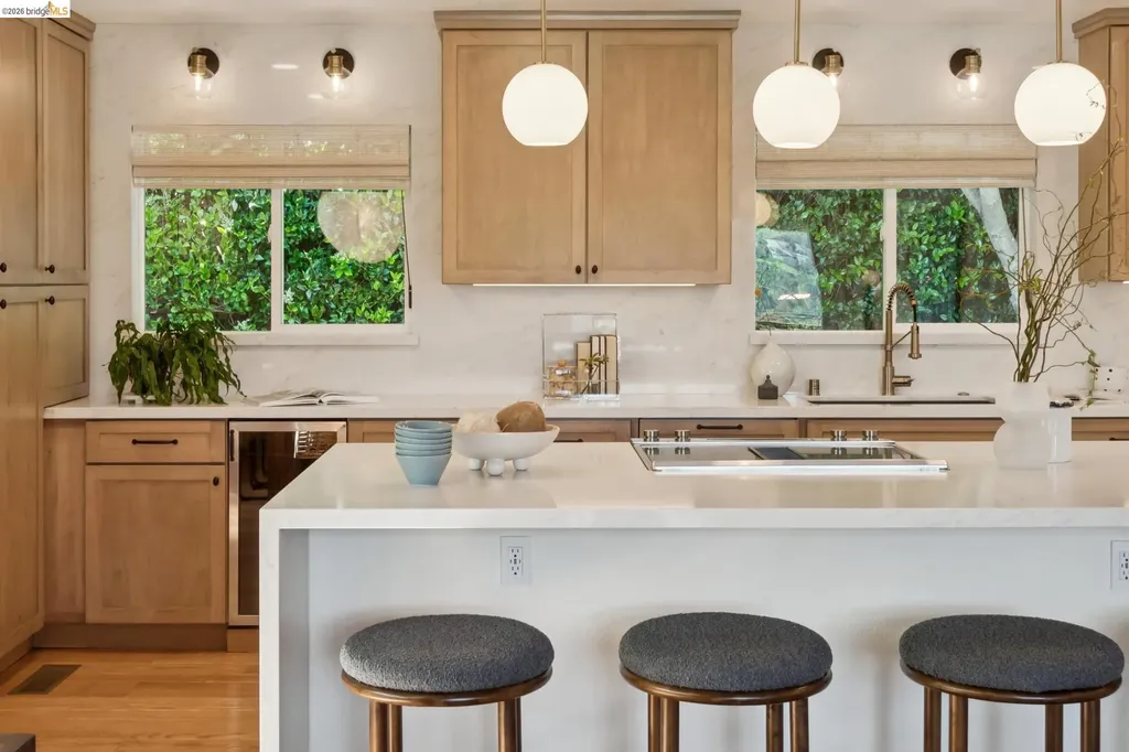 6874 Chambers Drive Oakland CA 94611