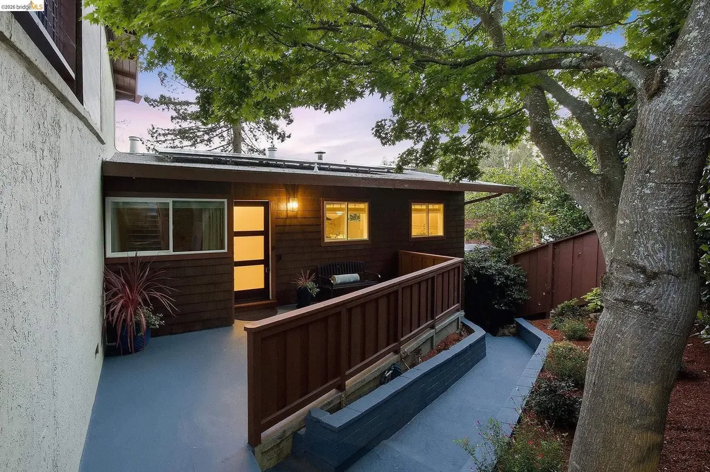 6874 Chambers Drive Oakland CA 94611
