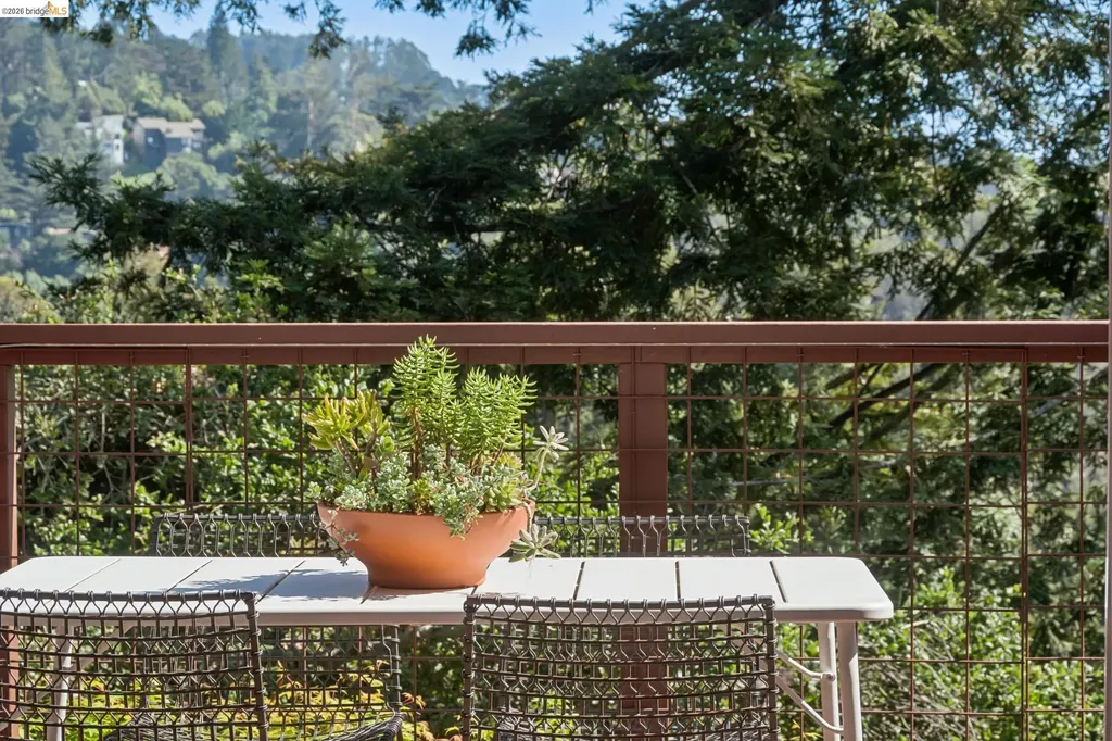 6874 Chambers Drive Oakland CA 94611