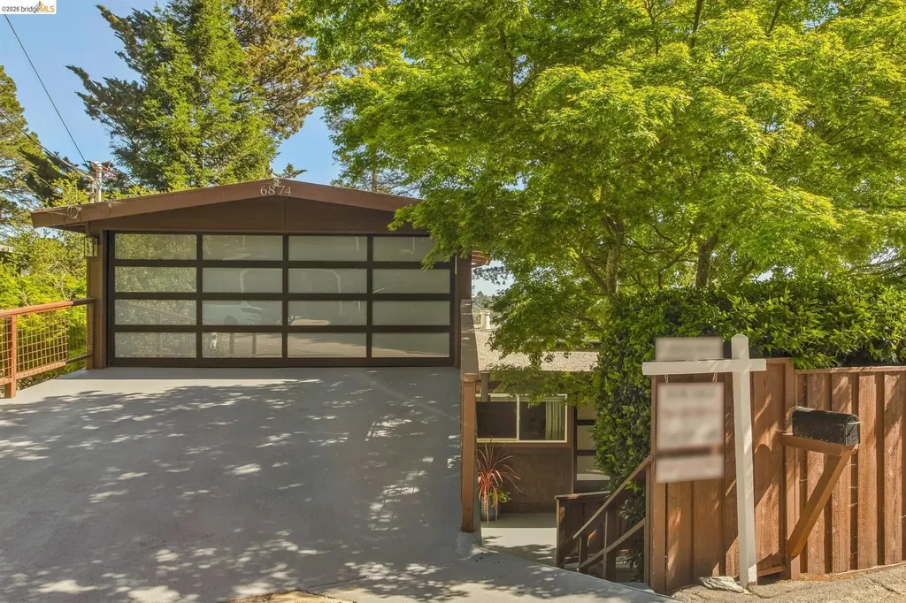 6874 Chambers Drive Oakland CA 94611