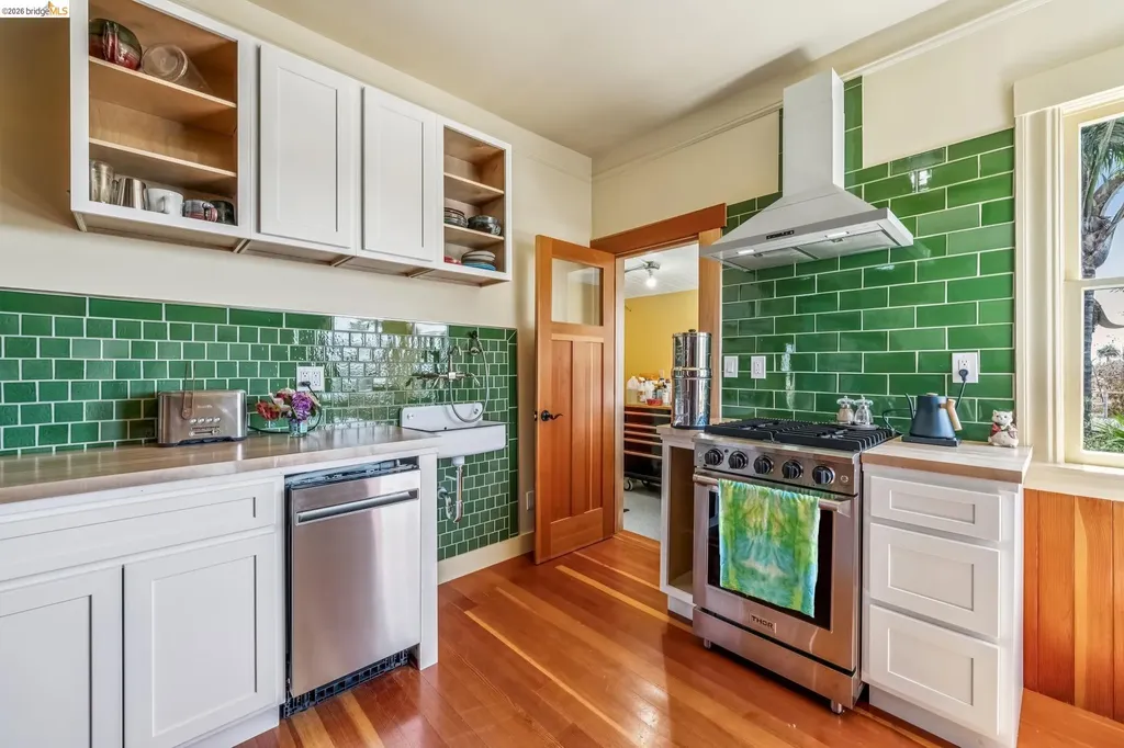 821 32nd Oakland CA 94608