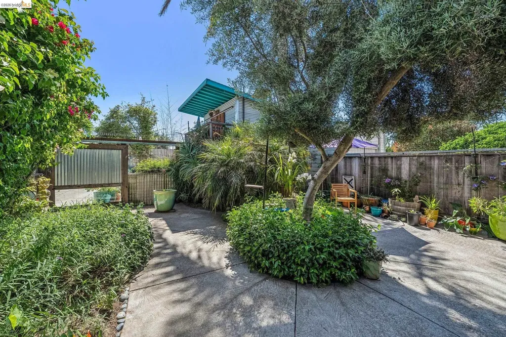 821 32nd Oakland CA 94608