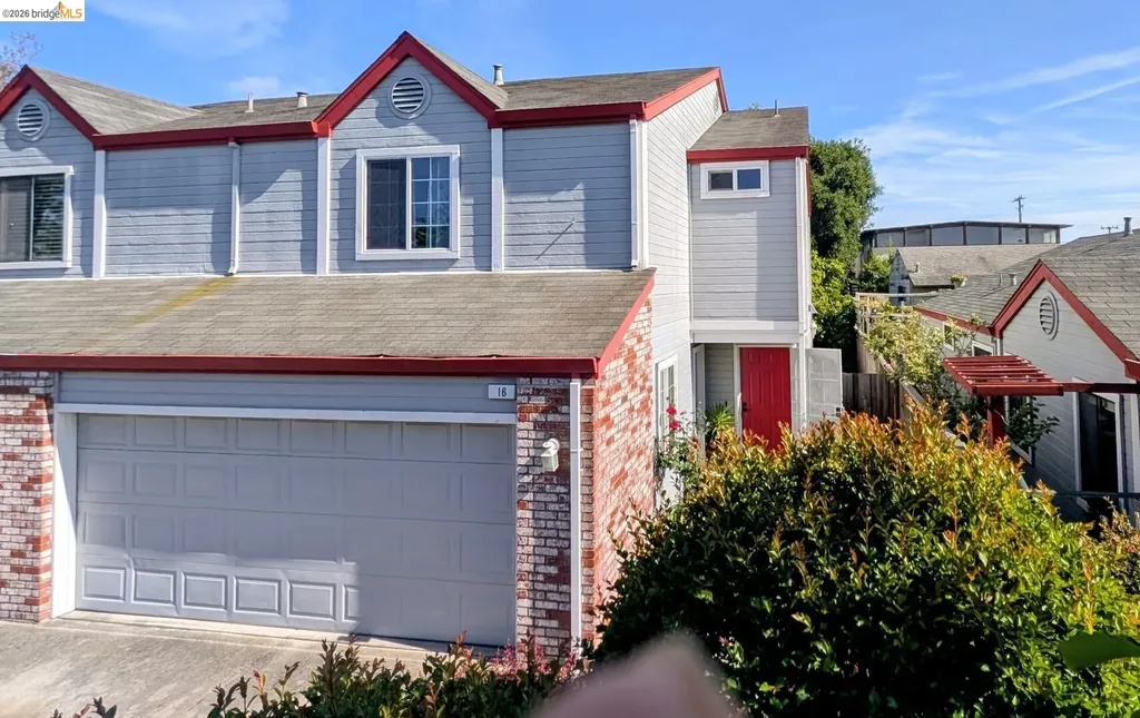 16 Town Square Place Oakland CA 94603