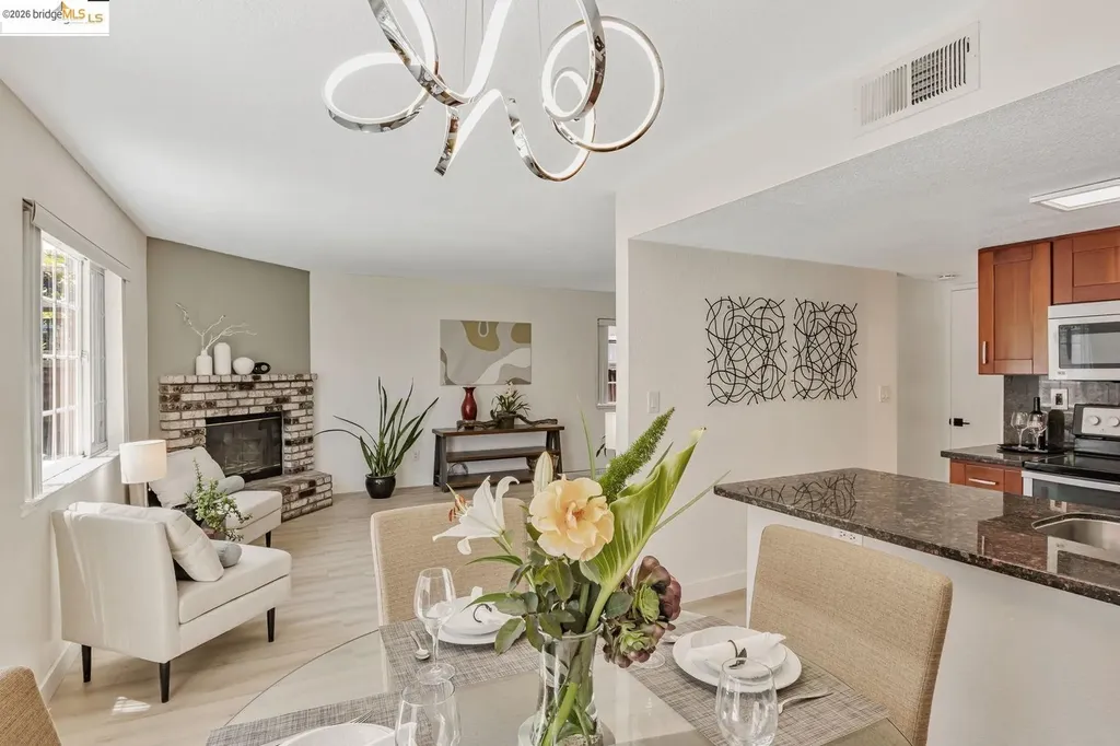 16 Town Square Place Oakland CA 94603