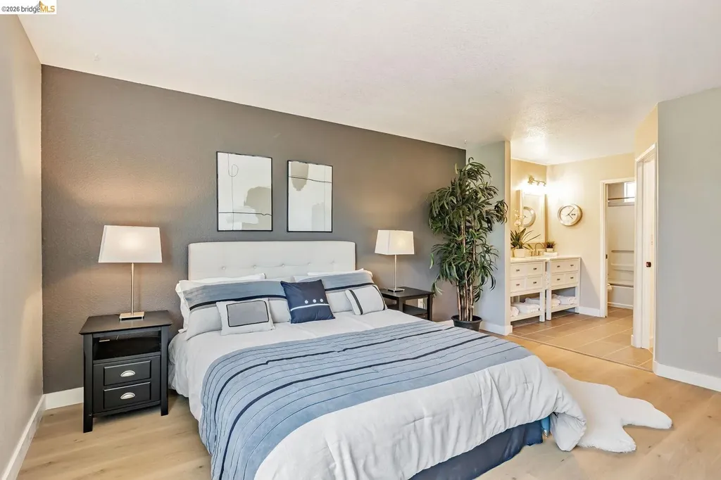16 Town Square Place Oakland CA 94603