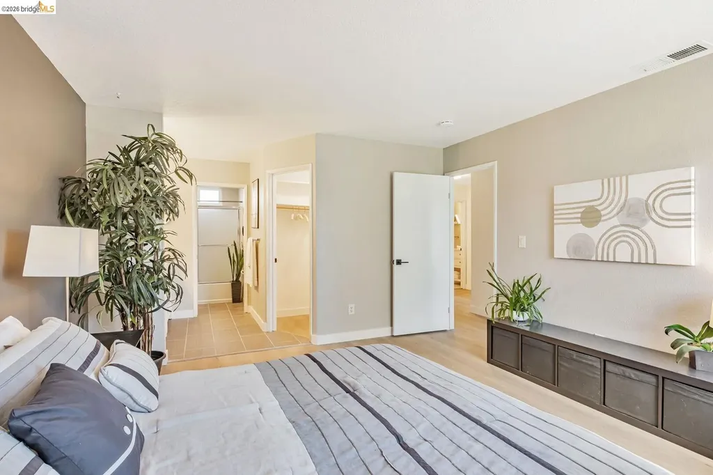 16 Town Square Place Oakland CA 94603