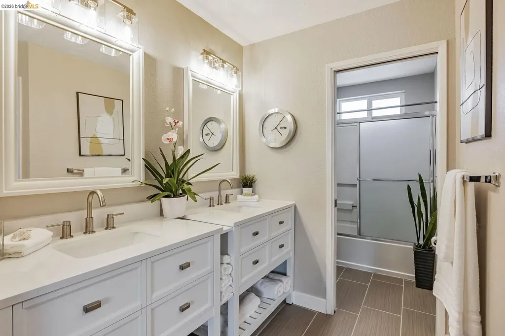 16 Town Square Place Oakland CA 94603